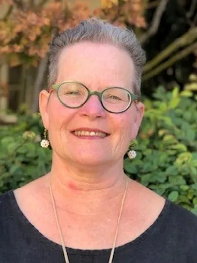  Lisa Edwards headshot.