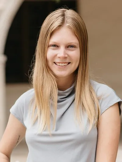  Natalie Davis  headshot.