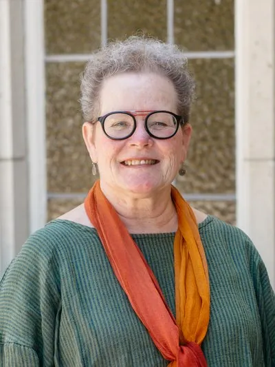  Lisa Edwards headshot.
