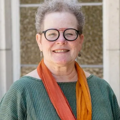  Lisa Edwards