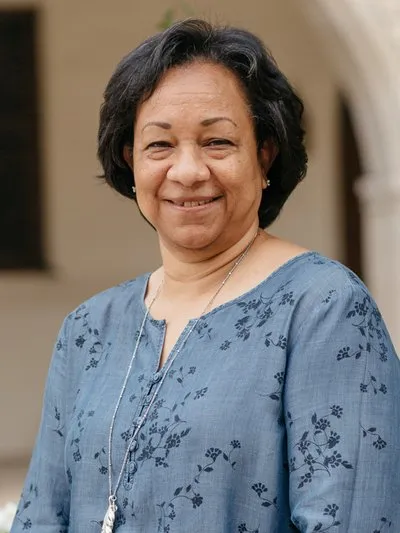  Eva Farrar headshot.